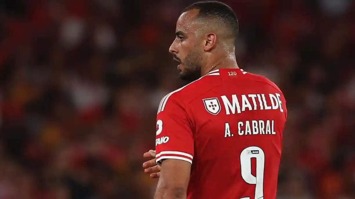 Saída do Benfica? Publicação de namorada de Arthur Cabral dá que falar (Imagem)