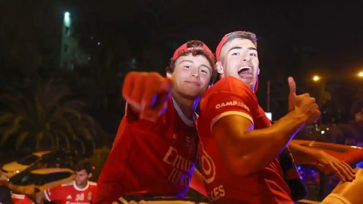 É PORQUE VESTE À BENFICA? JOGADOR DO SPORTING ULTRAPASSA JOÃO NEVES E ANTÓNIO SILVA
