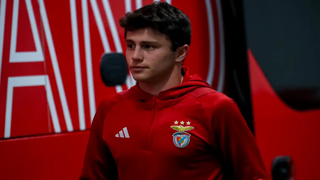 Benfica despede-se de médio que partilhou balneário com João Neves