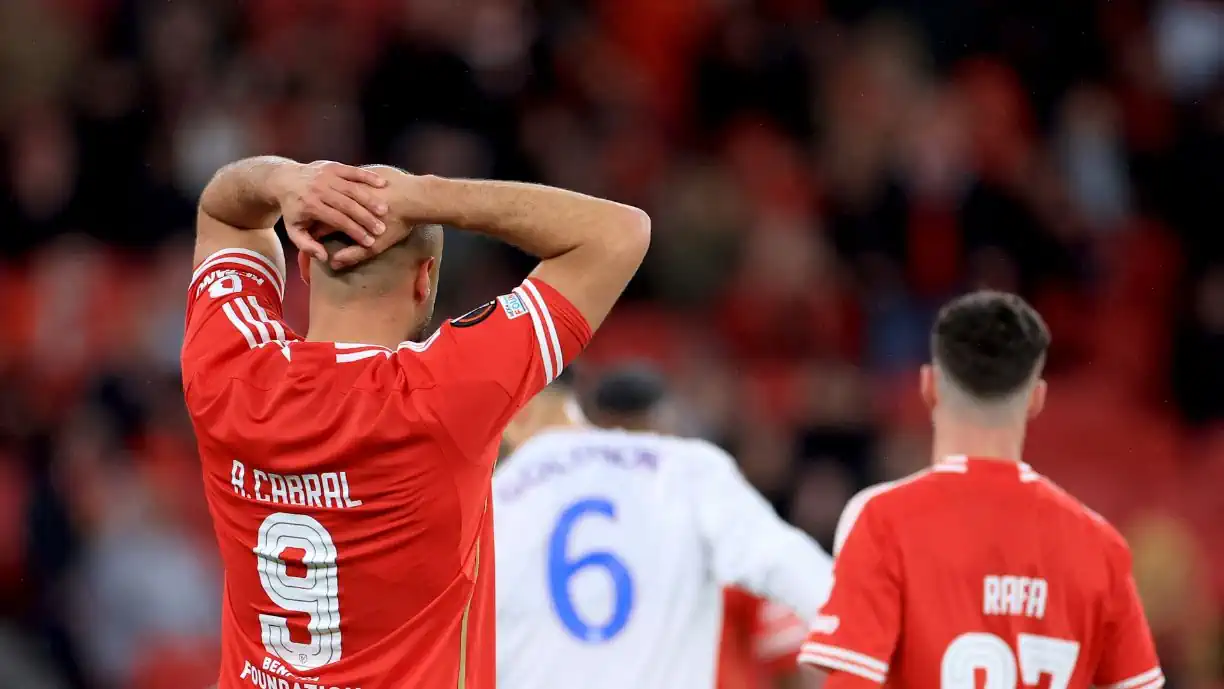 DEPOIS DE APOSTAR EM ARTHUR CABRAL, SCHMIDT SUBSTITUI CRAQUE DO BENFICA E REAÇÃO DO AVANÇADO ESTÁ A DAR QUE FALAR