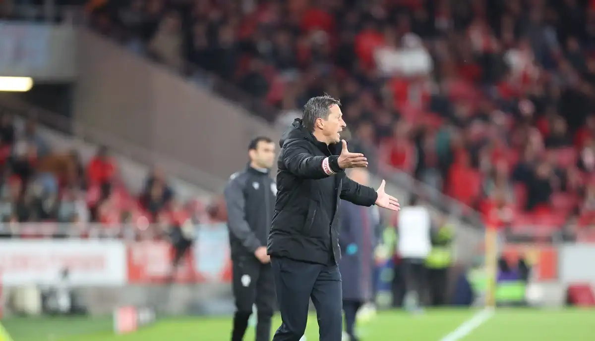 ROGER SCHMIDT APOSTA EM CRAQUE DO BENFICA, MAS ADEPTOS NÃO APROVAM DECISÃO