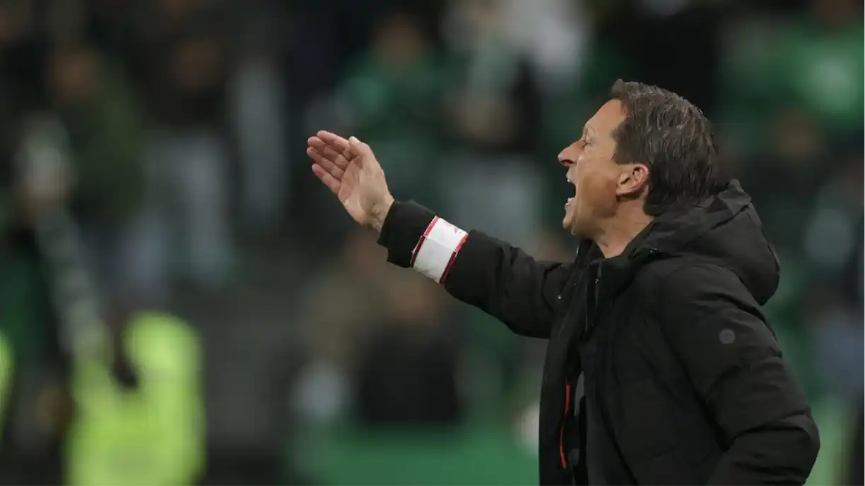 COM SCHMIDT 'NÃO FAZEM FARINHA': TÉCNICO 'ATIRA-SE' A ARBITRAGEM DO SPORTING - BENFICA E ‘ARRASA’ ‘MERGULHO’ DE EDWARDS