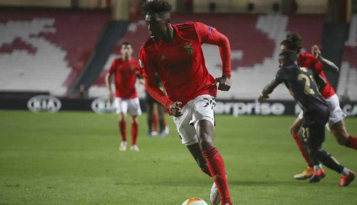 NUNO TAVARES ADMITE TER "CORAÇÃO DIVIDIDO" PARA DUELO ENTRE BENFICA E MARSELHA
