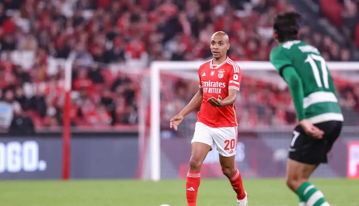 PARA SEMPRE PEQUENINOS! ADEPTOS DO SPORTING NÃO ESQUECEM JOÃO MÁRIO E 'ATACAM' CRAQUE DO BENFICA