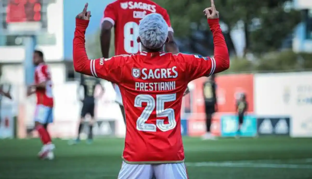Antigo treinador de Prestianni 'protege' jovem do Benfica: "Não há comparação"