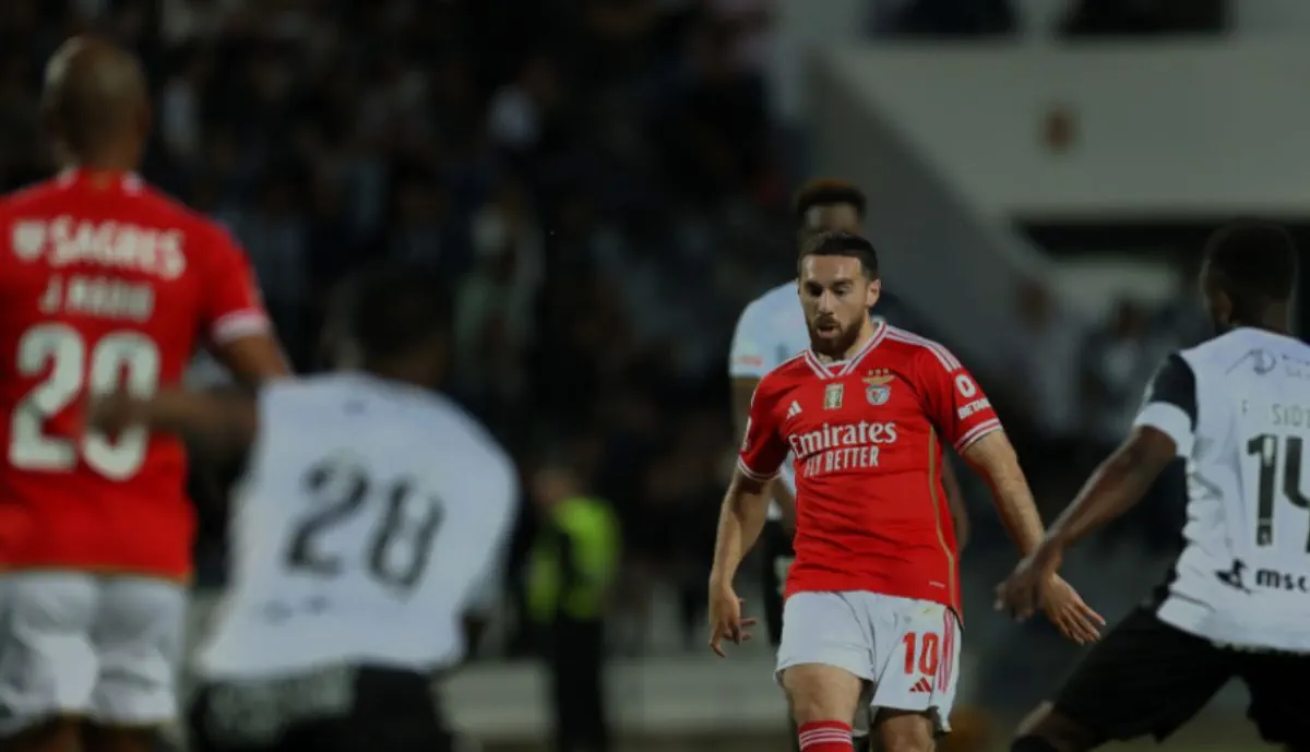 À BOLEIA DE 'PATINHOS FEIOS', SCHMIDT AFASTA FANTASMAS E BENFICA BATE O FARENSE (COM VÍDEO)