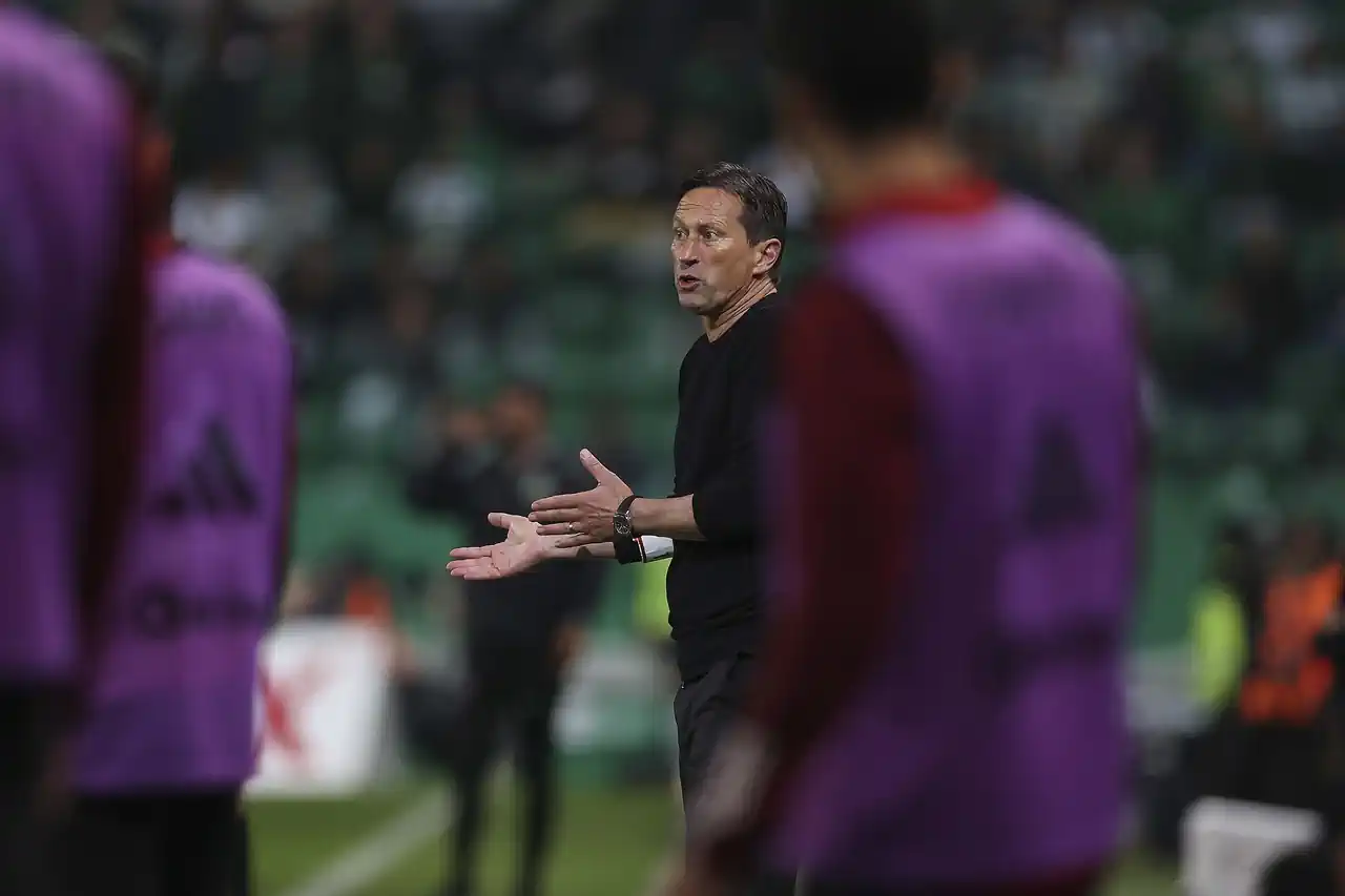 APÓS DERROTA COM O SPORTING, PLANTEL DO BENFICA 'VIRA-SE CONTRA' ROGER SCHMIDT