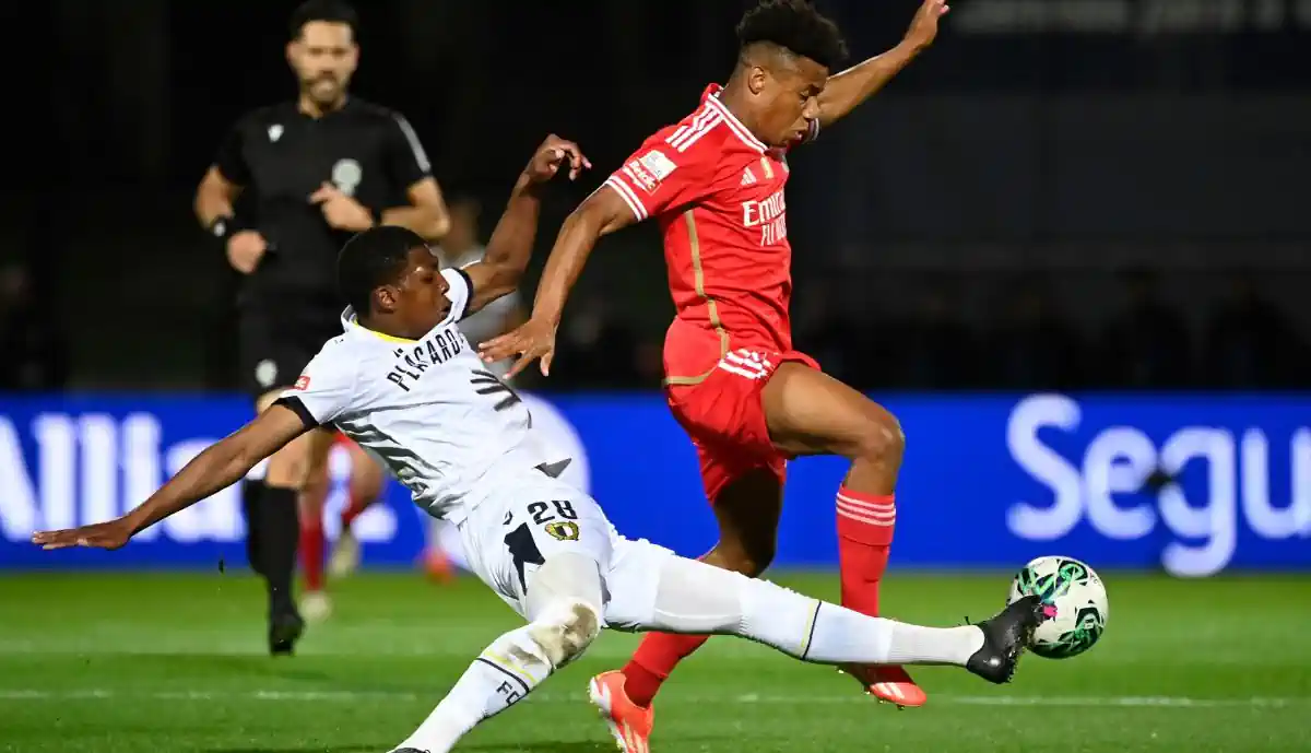 JÁ SE SABE PORQUE SCHMIDT SUBSTITUIU DAVID NERES E HÁ MÁS NOTÍCIAS PARA O BENFICA