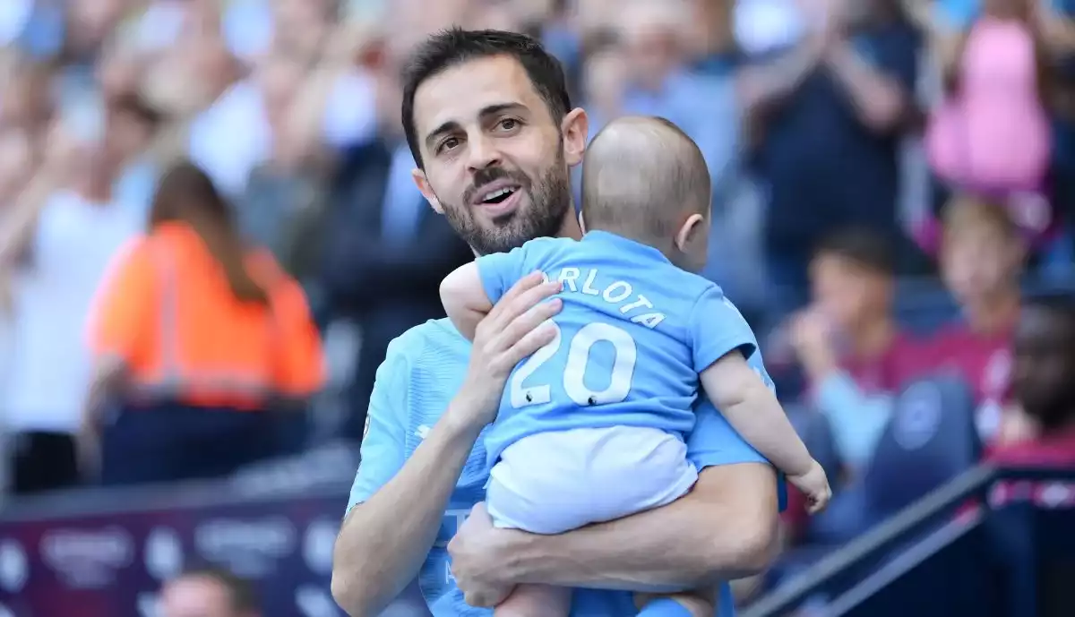 HÁ CAMPEÃO INGLÊS COM ADN À BENFICA! BERNARDO SILVA E COMPANHIA CELEBRAM 'TETRA' DO MANCHESTER CITY