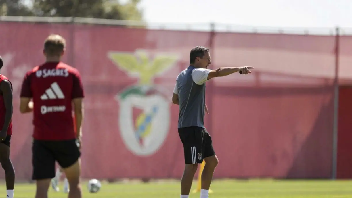 OFICIAL: CAMPEÃO PELO BENFICA, QUE FOI 'DESPACHADO' POR SCHMIDT, MUDA DE ARES E ASSINA ATÉ 2028