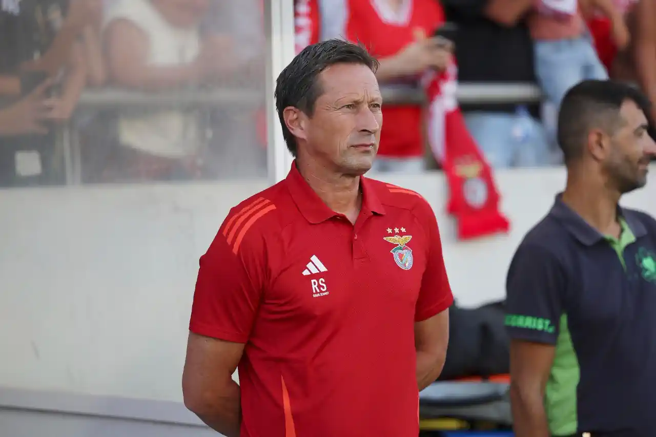 Está no 'papo'! Lateral cobiçado por Schmidt pressiona para vestir à Benfica