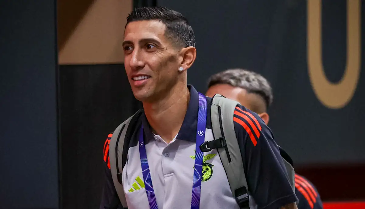 Em altas no Benfica, Di María brinda jovem adepto por...enganar-se em oração