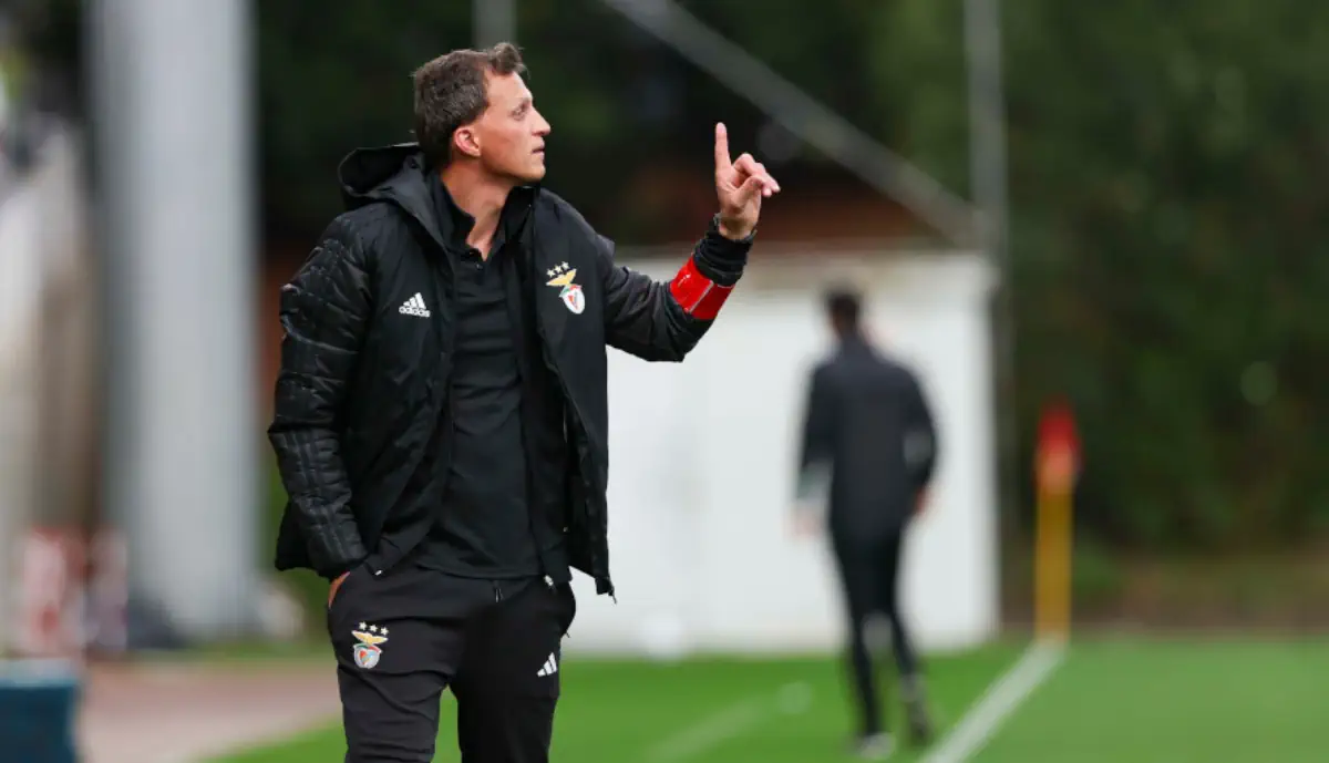 Após Dérbi explosivo, Vítor Vinha reage a triunfo do Benfica: "Temos uma identidade..."