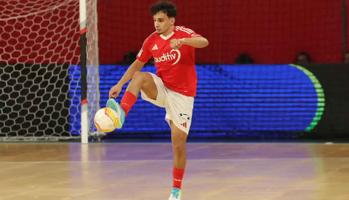 Lúcio Rocha 'abre caminho' com 'bomba' e brilha pelo Benfica (Vídeo)