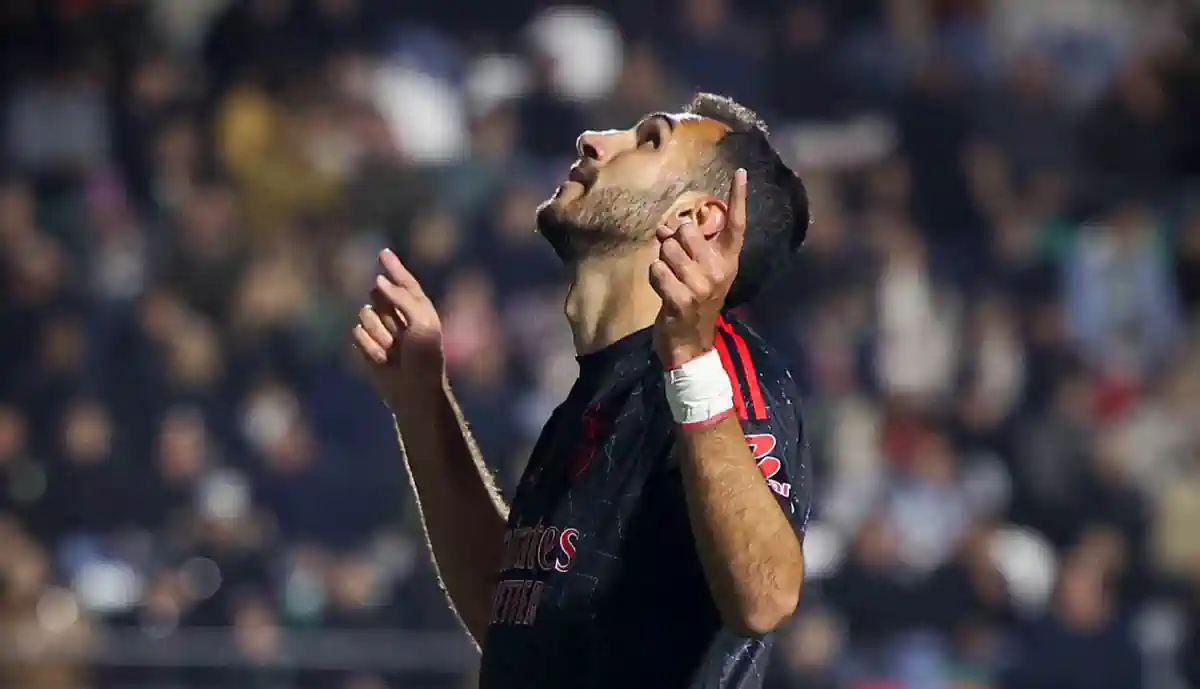 Super Pavlidis! Avançado do Benfica já deixa lenda do Sporting 'no bolso'