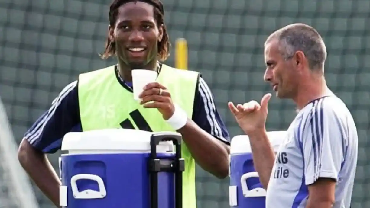 Drogba sai em defesa de José Mourinho: "Como pode o meu 'pai' ser..."