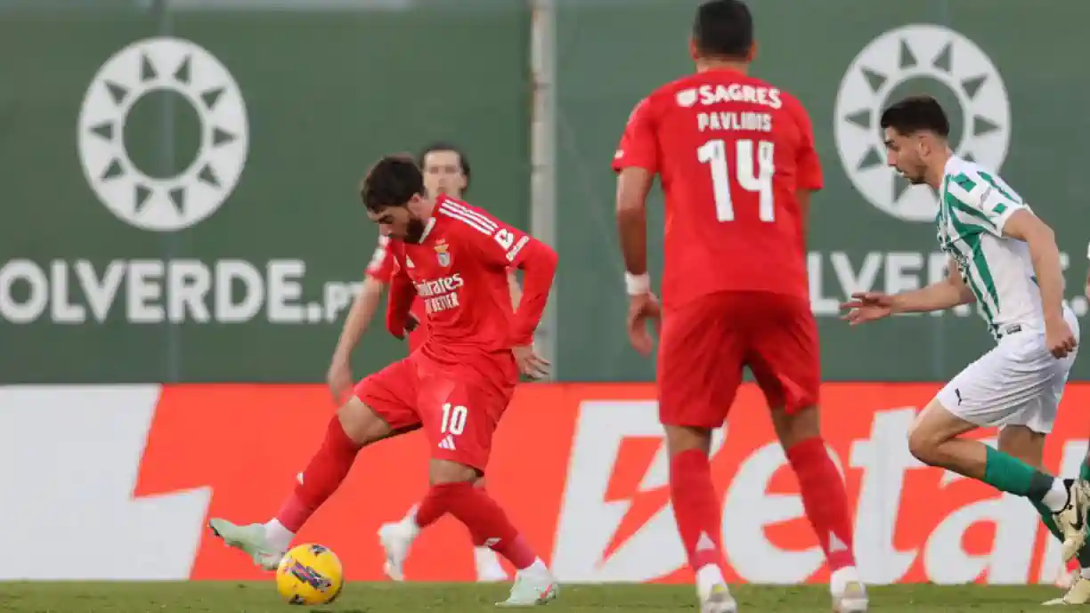 Bomba de Kokçu e magia de Akturkoglu ajudam Benfica a 'afundar' Rio Ave