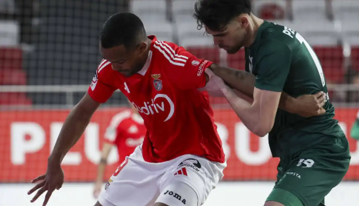 Duelo de emoções na Luz: futsal do Benfica dá a volta e pressiona Sporting