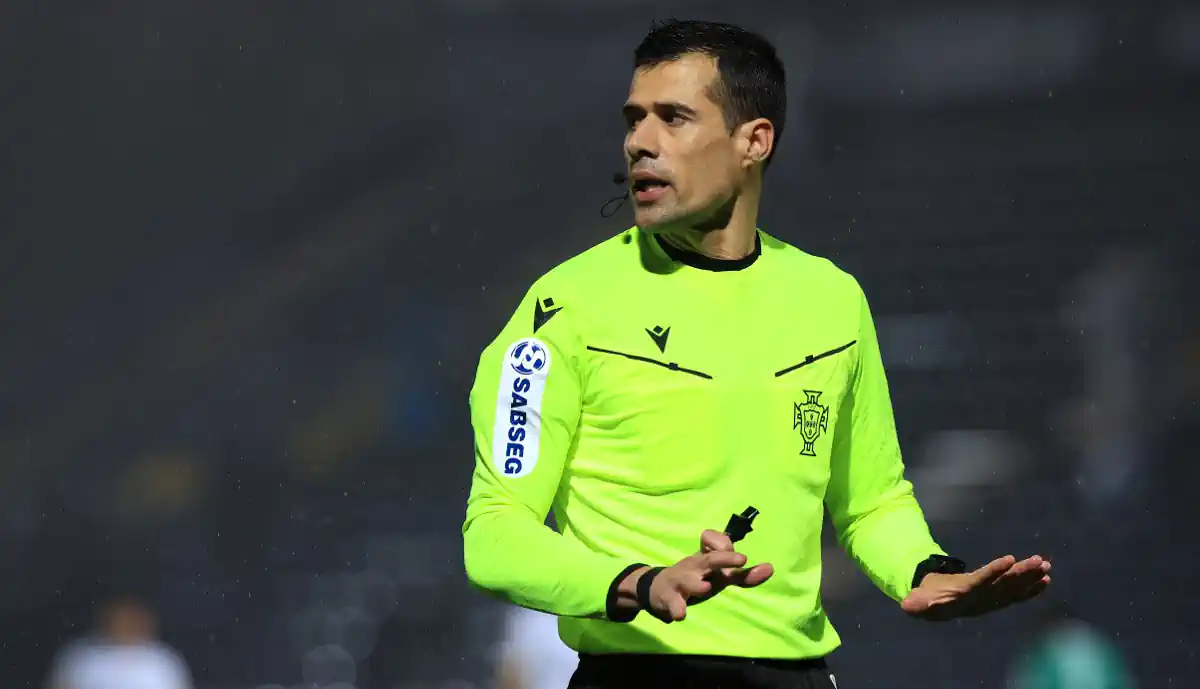 Árbitro do Benfica - AVS já gera polémica fora de campo: "Está a arriscar..."