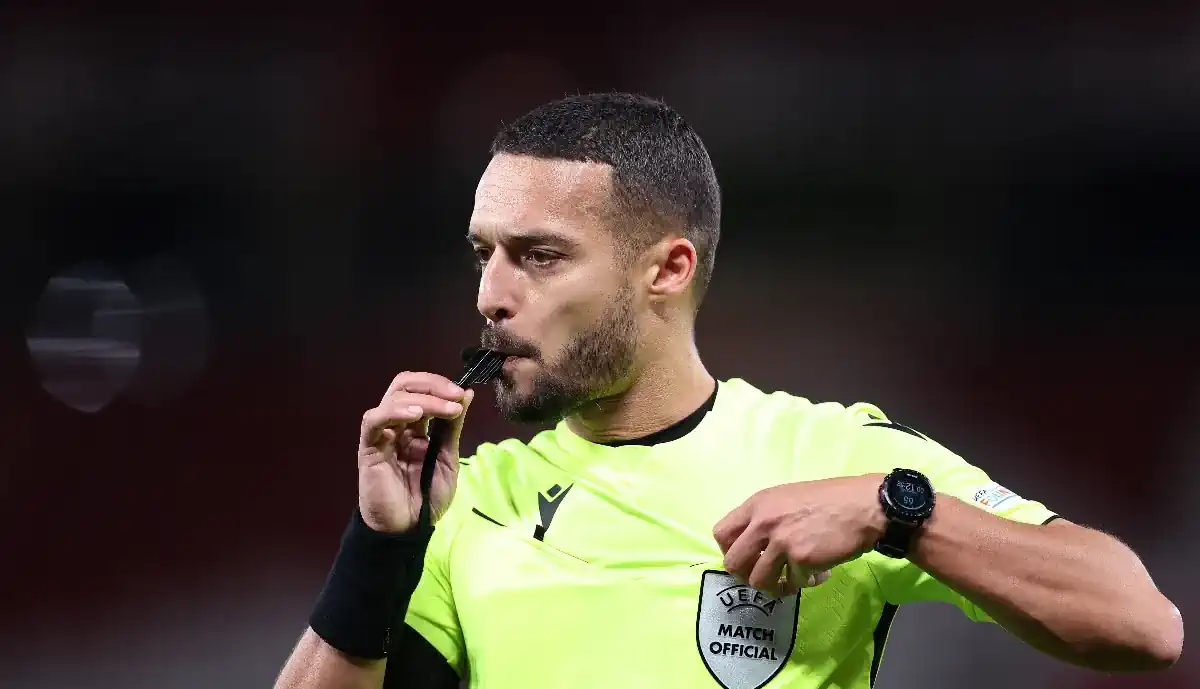 Cláudio Pereira 'ignora' penálti descarado no Santa Clara - Sporting (Vídeo)