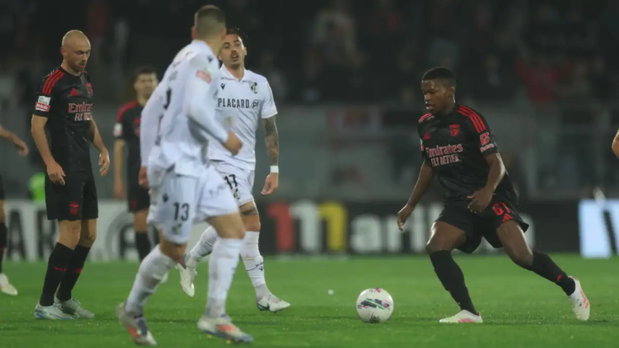 Confira o resumo/melhores momentos do Vitória Guimarães - Benfica (Vídeo)