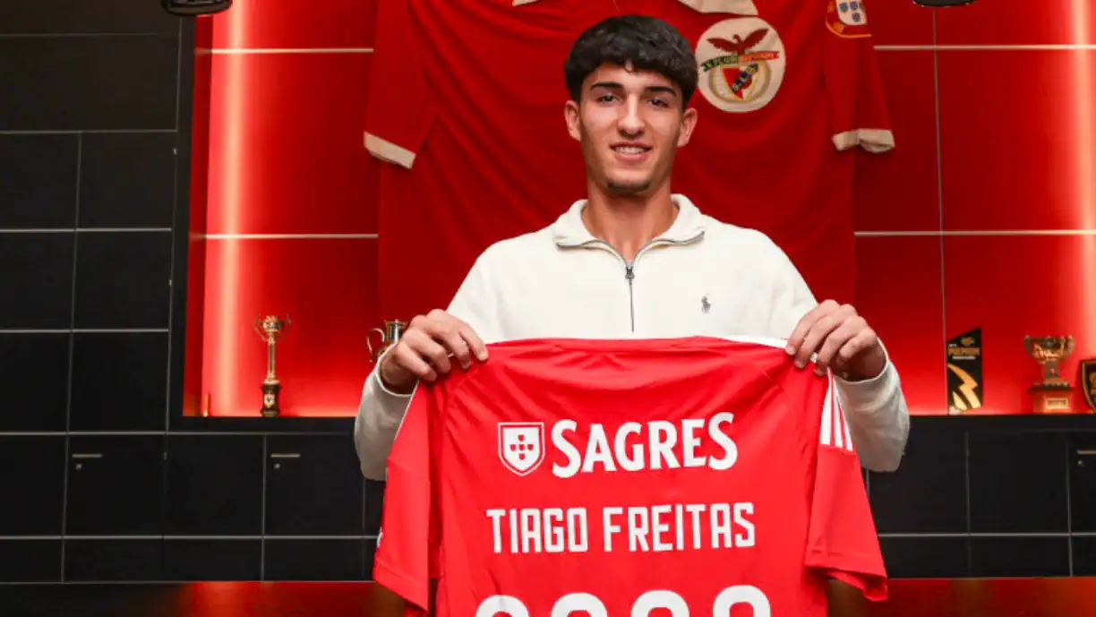 Oficial: Tiago Freitas renova com Benfica e assina até...