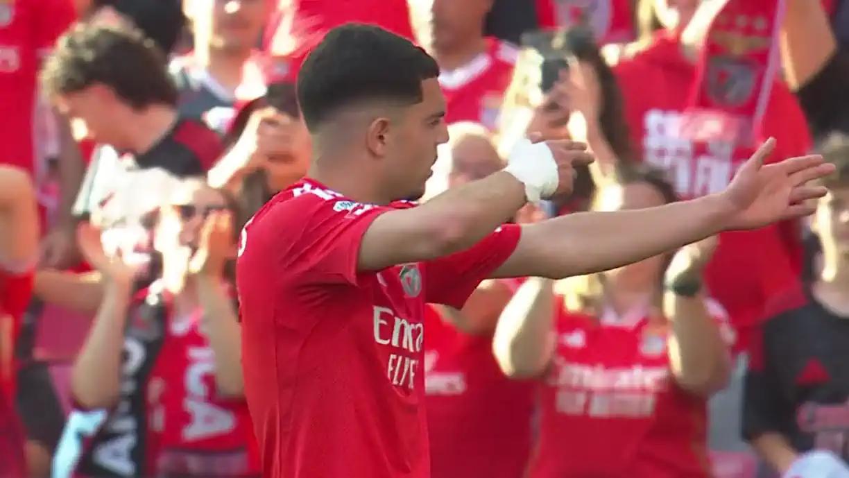 Em modo 'passeio', Benfica 'afunda' AVS e salta para a liderança do Campeonato