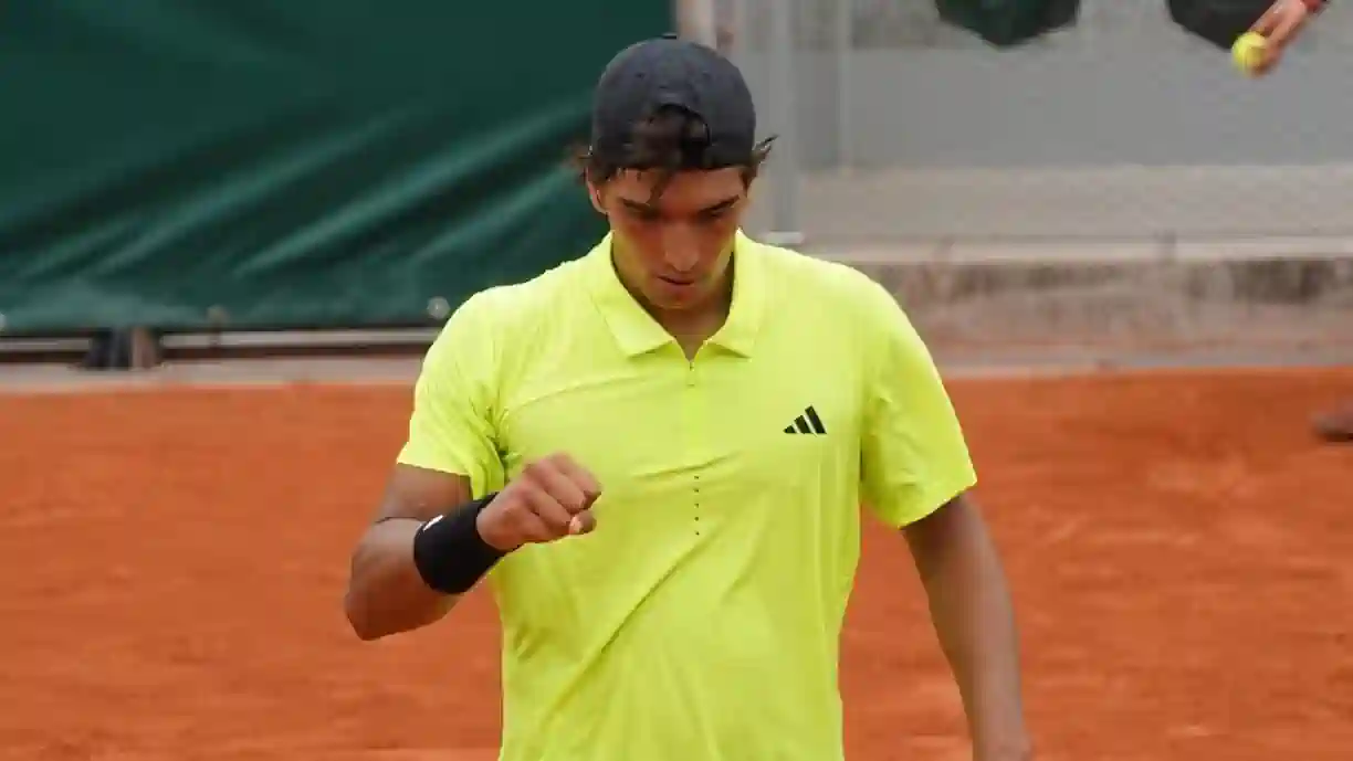 Henrique Rocha bate Mensik e junta-se a Nuno Borges em Roland Garros