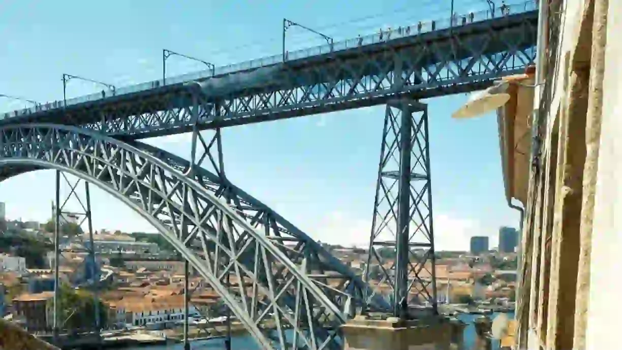 Autoridades realizam busca por jovem desaparecido no rio Douro