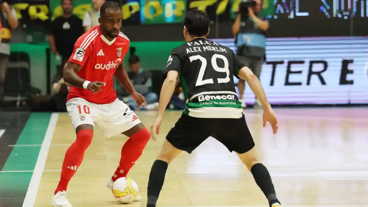 Entrada em falso trama futsal do Benfica que vê Sporting ficar mais perto do título