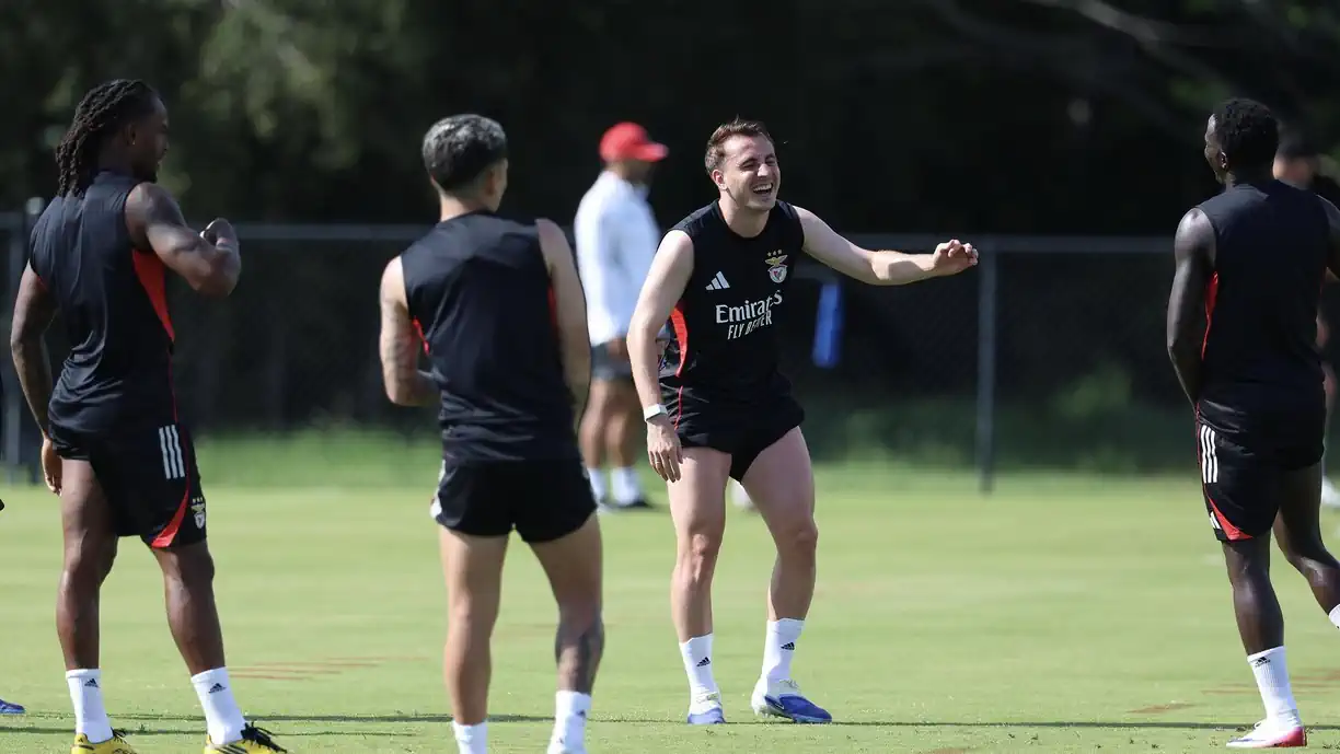 A pensar na goleada: eis o onze provável de Bruno Lage para o Benfica - Auckland