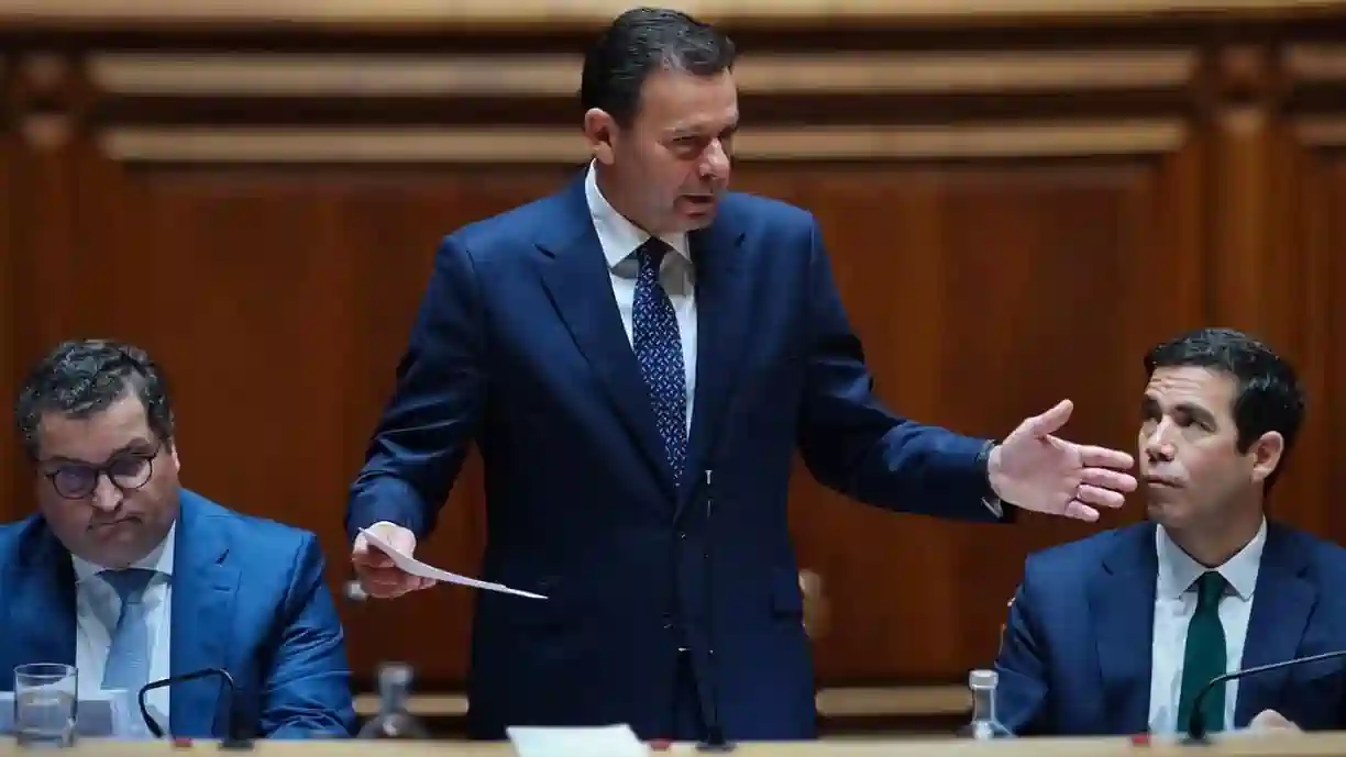 Efeito Montenegro? Governo sugere alterar lei laboral e será possível comprar férias