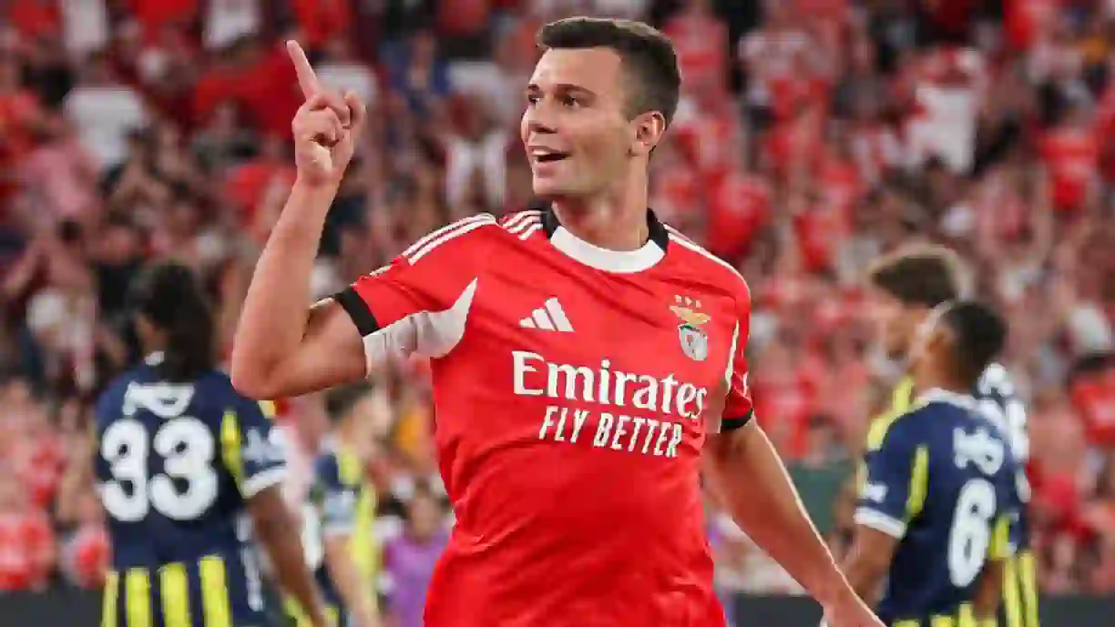 Henrique Araújo mostra-se a Lage com poker em jogo do Benfica à porta fechada