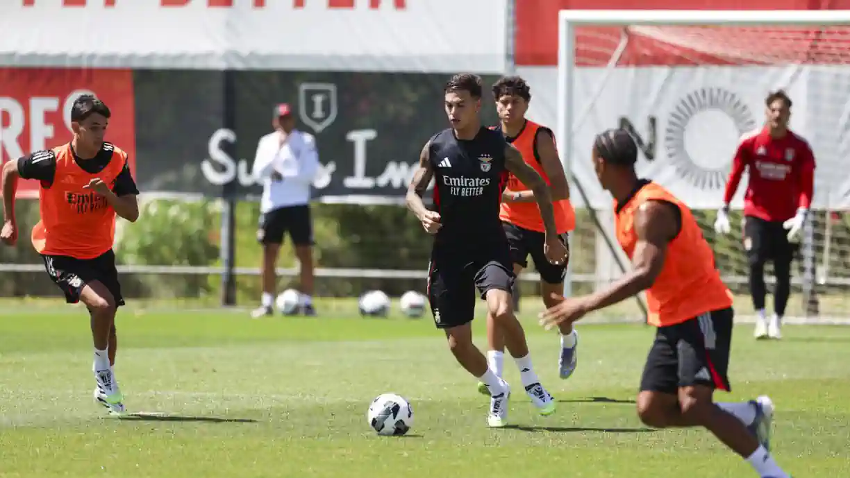 Benfica decidiu ficar com João Rego e médio encarnado vai marcar presença na pré-temporada orientado por Marco Silva