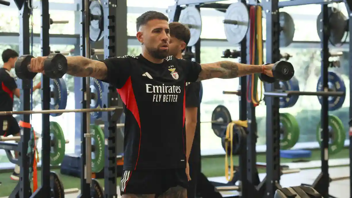 Otamendi faz inveja à concorrência; Capitão do Benfica com feito notável