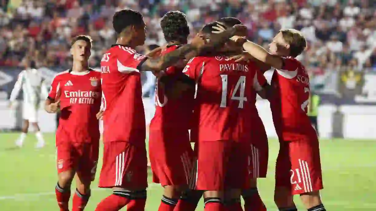 Triunfo no Estrela Amadora - Benfica virou feito inédito para as águias