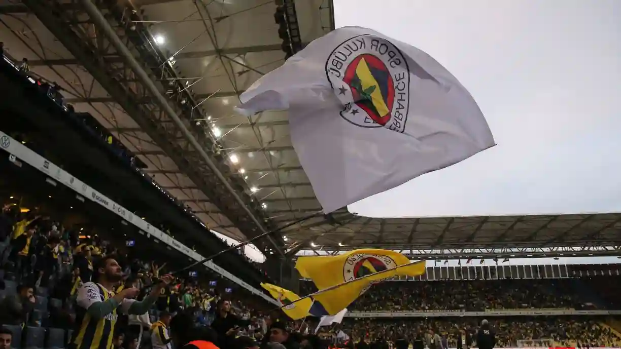 Benfica volta ao reduto do Fenerbahçe, onde já foi feliz, mas com 'caras novas'