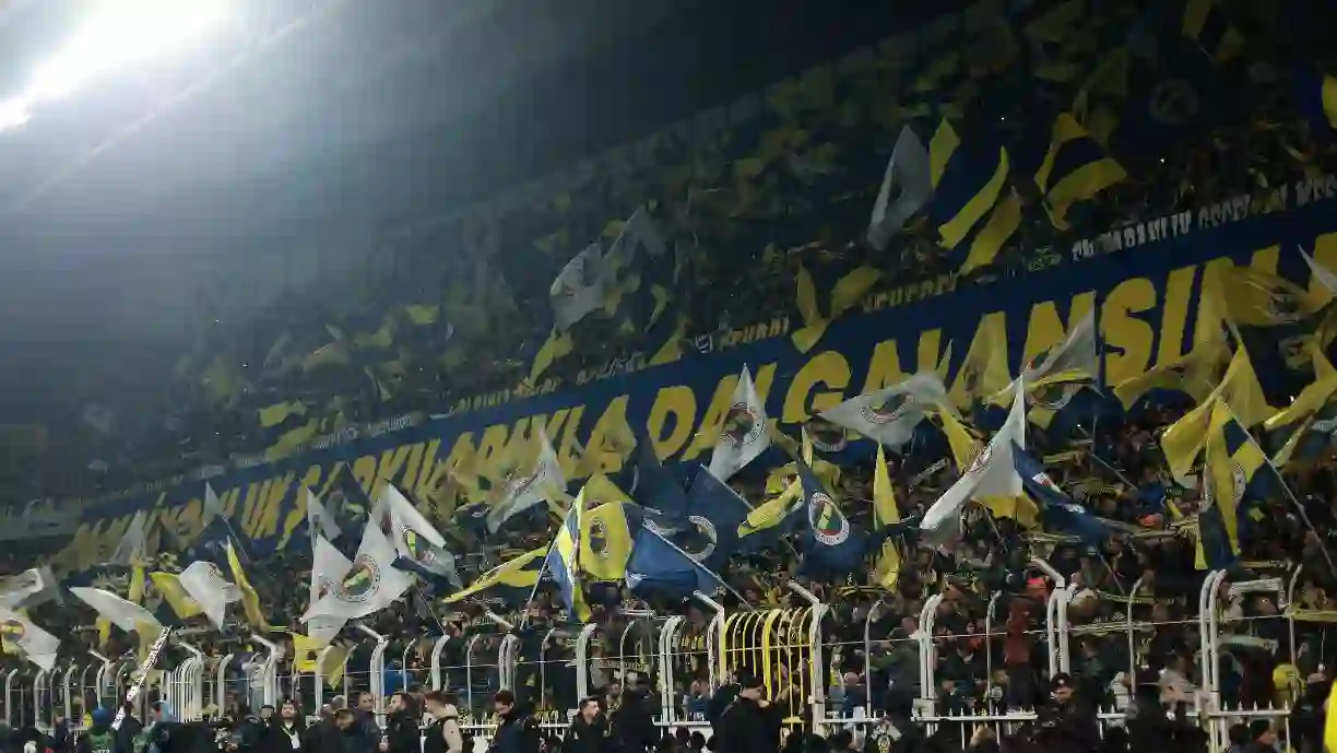 Adeptos do Fenerbahçe vão ao hotel do Benfica e causam caos: "Inferno"