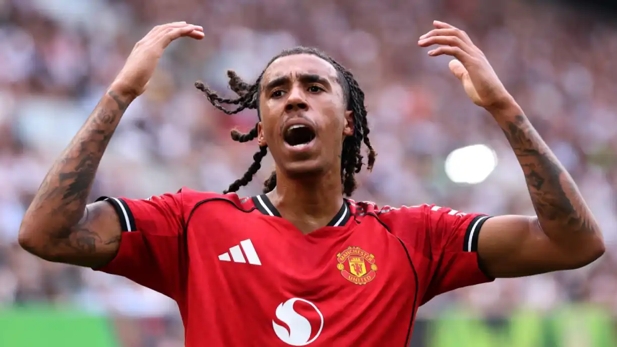Crise no Manchester United? Leny Yoro visa ex Benfica: “Melhorar…”