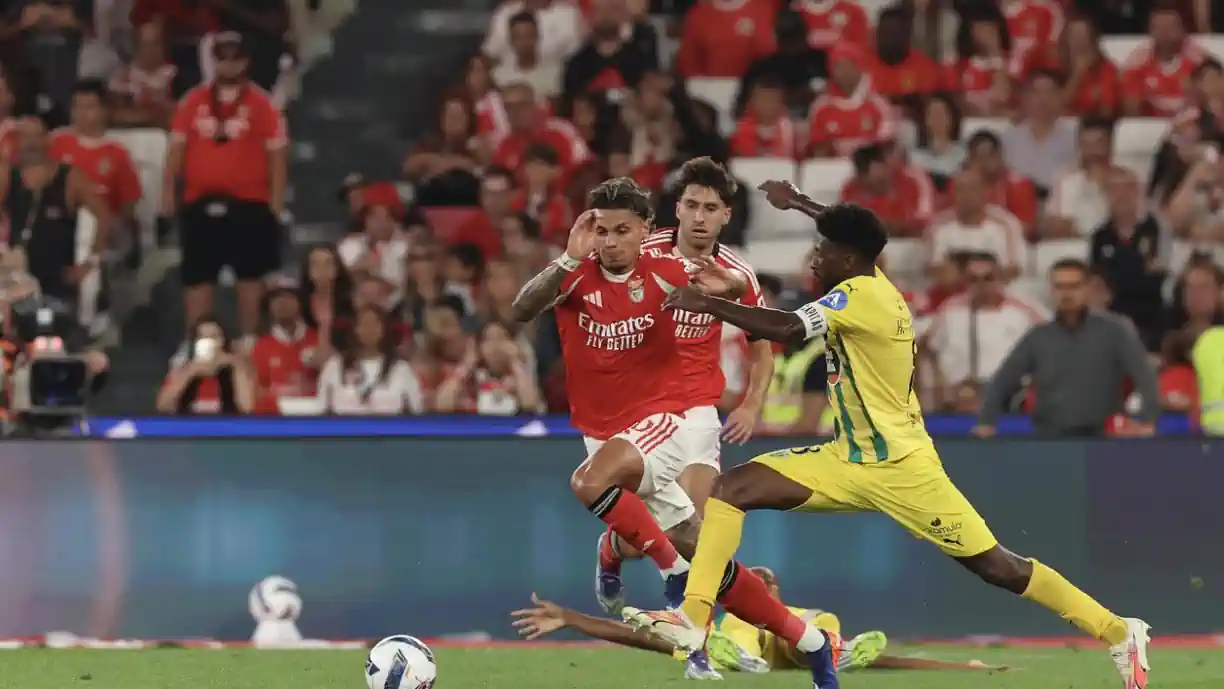 Richard Ríos deixa bicada aos críticos e mostra-se focado no Benfica: “Silêncio”