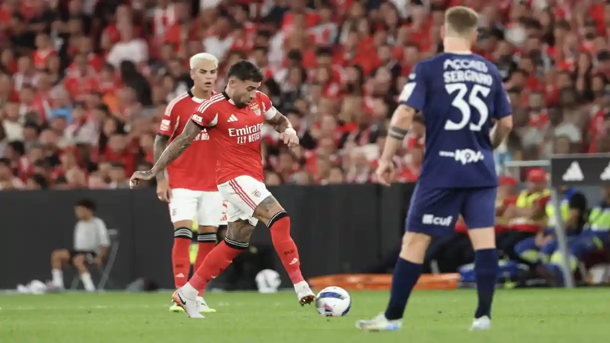 Empate com o Santa Clara causou uma "revolução" no Benfica