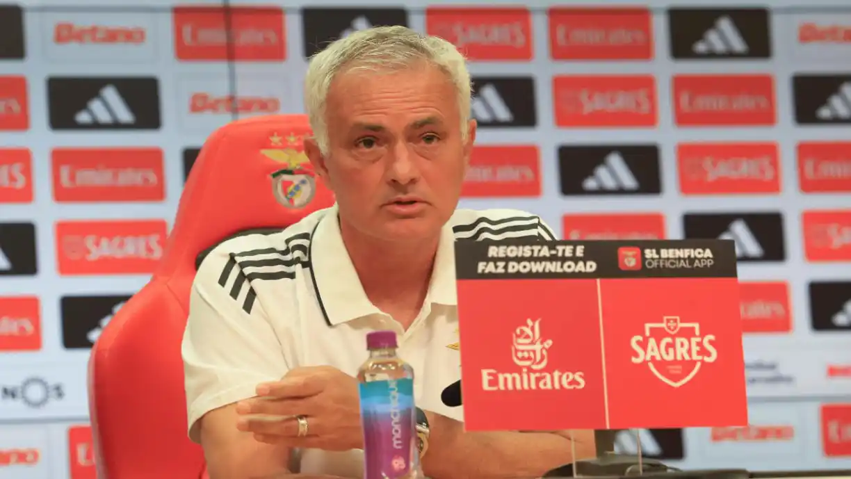 Antes do Casa Pia - Benfica, Mourinho 'dispara' sobre titular: "Ou sai ou não sai"