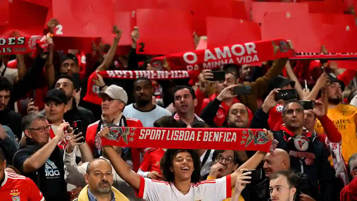 Benfica assegura vitória na reta final e segue líder no Campeonato Nacional