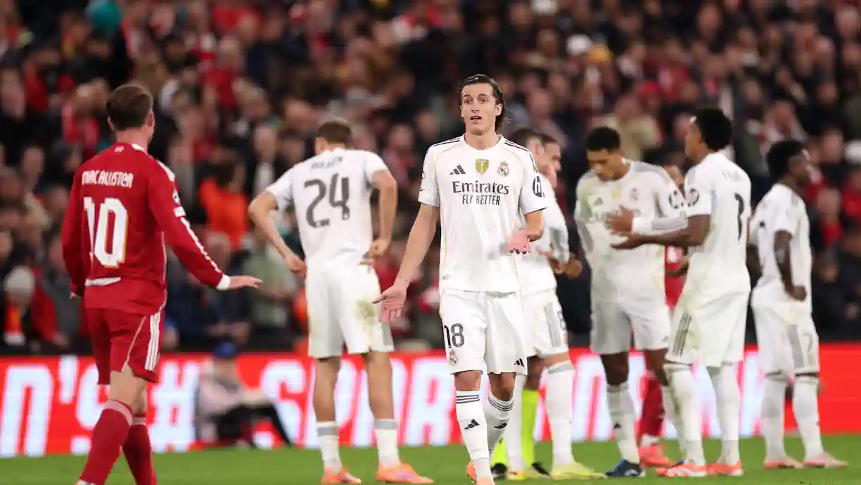 Colega de Carreras enxovalhado no Liverpool - Real Madrid; Ex Benfica passa mal