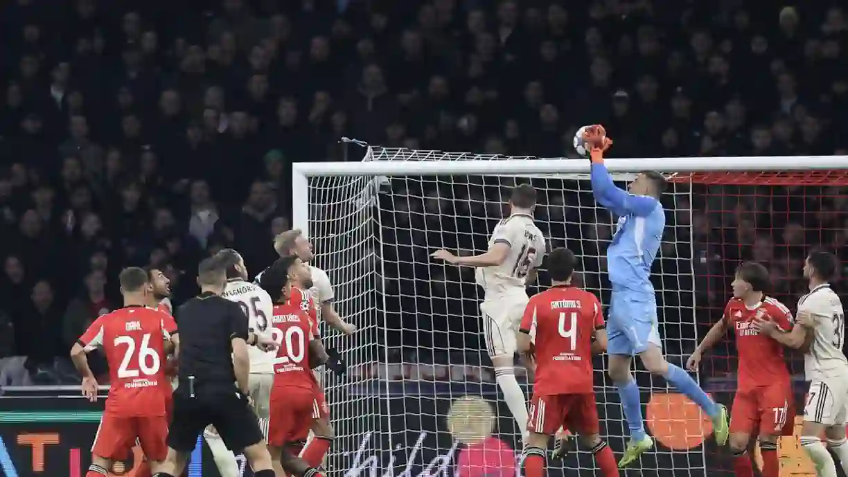 Anatoliy Trubin comenta comportamento dos adeptos no Ajax – Benfica: "Malucos"