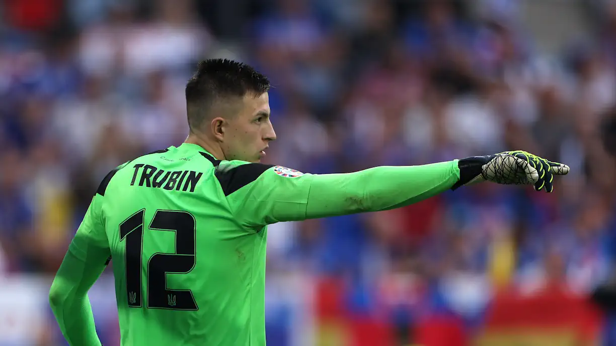 Trubin foi heroi e Ucrânia vai ao playoff; Guarda-redes do Benfica brilha pela seleção
