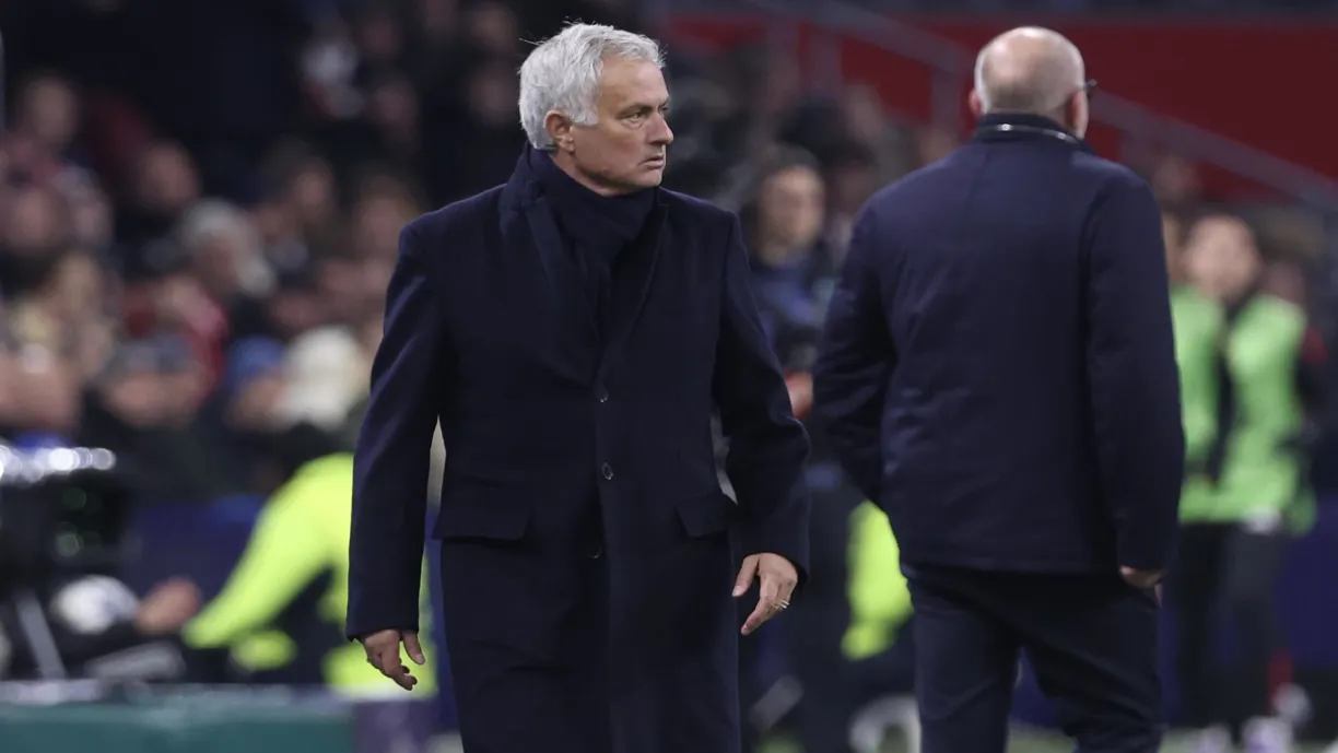 A pensar no Nacional - Benfica, Mourinho tem surpresa para o 11 inicial