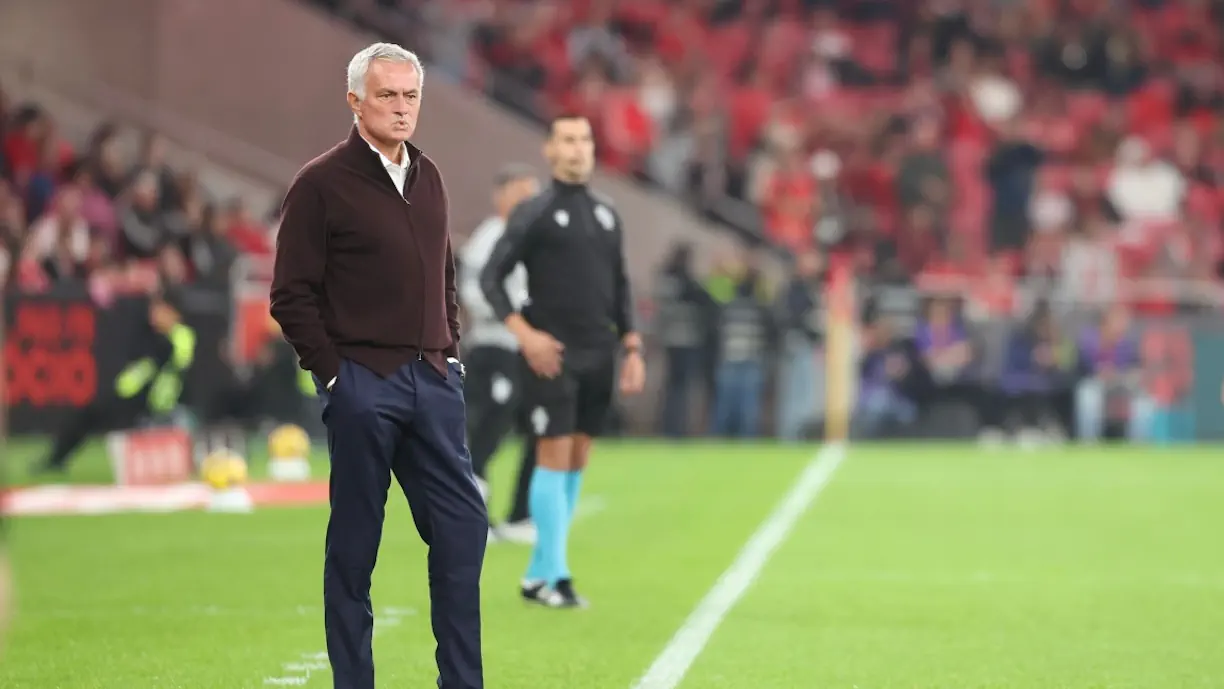 Onze provável Benfica - Estrela da Amadora: Mourinho muda peças no meio-campo e no ataque