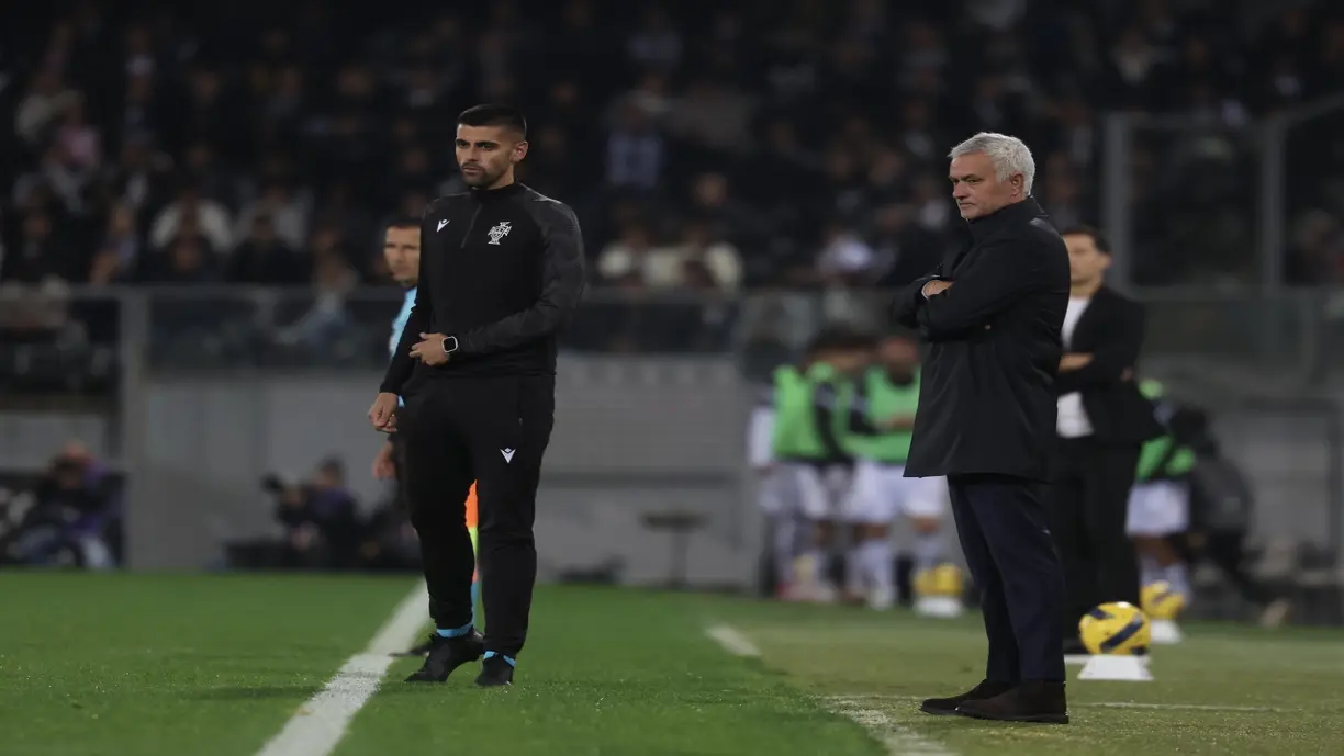 Treinador que 'encostou Benfica às cordas', agradece elogios de Mourinho: "Senti muito lisonjeado"