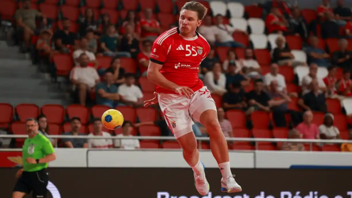 Mikita Vailupau dá murro na mesa e vai sair do andebol do Benfica com destino à vista